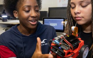 Yapay Zeka Yolları Araç seti, tüm öğrenciler için yapay zeka ve robotik eğitimini (STEM) erişilebilir hale getirmeyi amaçlıyor.