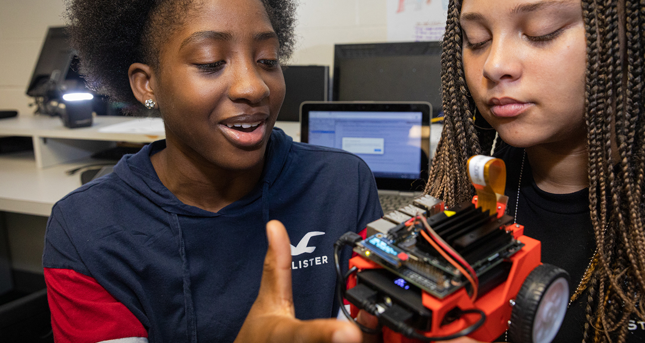 Yapay Zeka Yolları Araç seti, tüm öğrenciler için yapay zeka ve robotik eğitimini (STEM) erişilebilir hale getirmeyi amaçlıyor.
